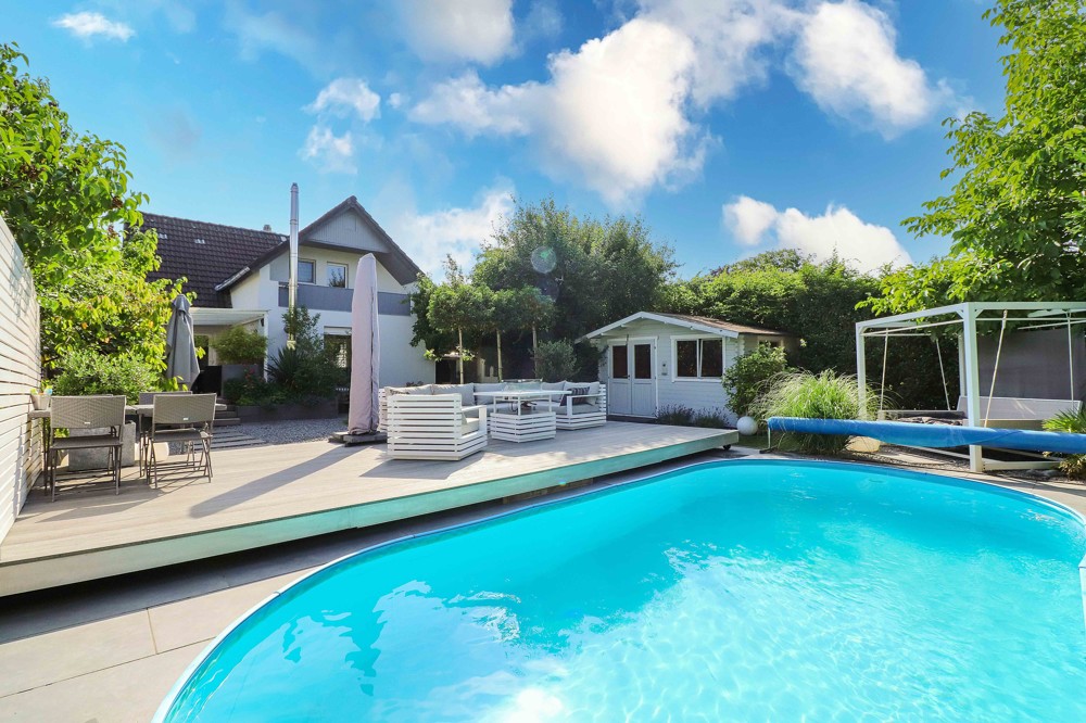 Freistehendes Einfamilienhaus mit Pool in exponierter Lage, 40885 Ratingen / Lintorf, Einfamilienhaus