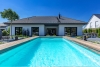 Neubau Luxus-Bungalow mit Pool am Golfplatz - Rückansicht