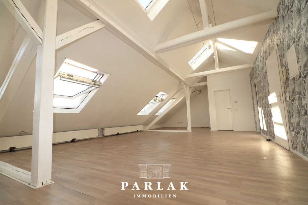 Loftartige Dachgeschosswohnung mit besonderem Ambiente, 40227 Düsseldorf, Dachgeschosswohnung