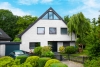Bezauberndes Einfamilienhaus mit Innen- und Außenpool in exponierter Wohnlage - Frontansicht mit Option weiße Fassade
